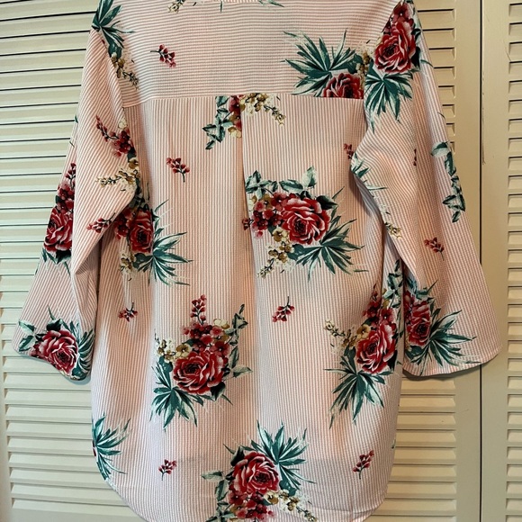Profile Apparel NWOT Ladies Size Large Floral 3/4 Sleeve V-Neck Hi-Lo Top. - Picture 6 of 12